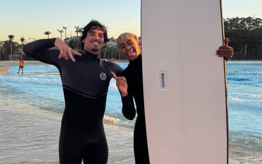 De férias no Brasil, craque espanhol surfa com Gabriel Medina e espera conhecer Neymar