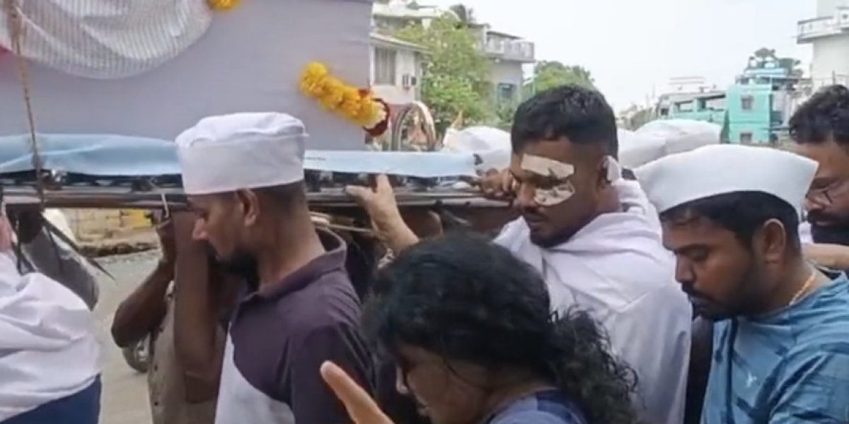 Único sobrevivente de acidente de avião na Índia carrega caixão de irmão morto na tragédia