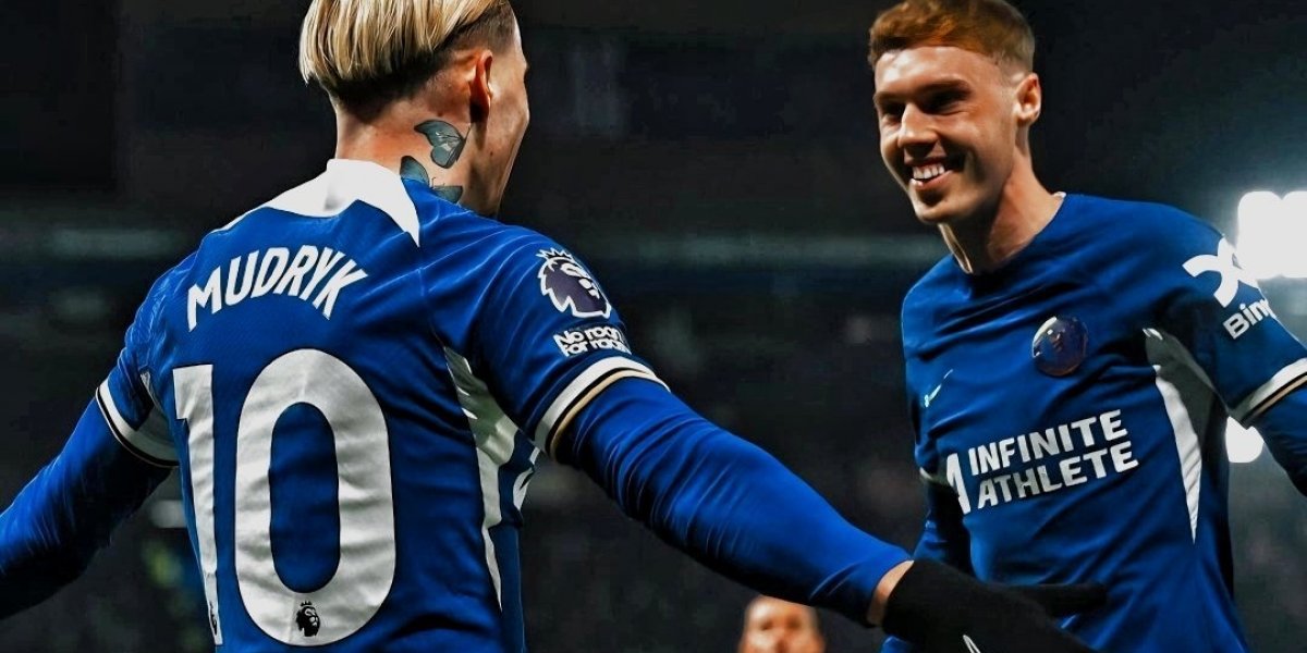 Mudryk, acusado por doping, comemorando com Cole Palmer