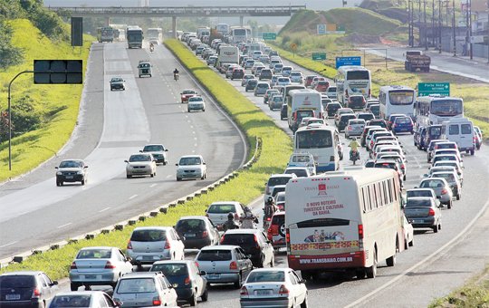 Feriado de São João já gera congestionamentos na BR-324