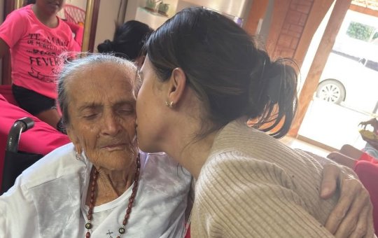 Simone Mendes reencontra avó de 92 anos na Bahia e se emociona ao recordar infância