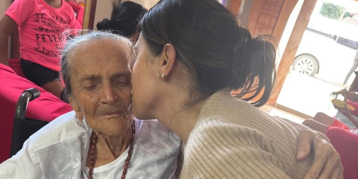 Simone Mendes reencontra avó de 92 anos na Bahia e se emociona ao recordar infância
