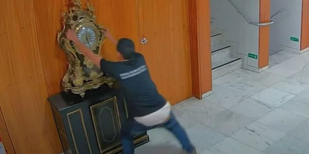 Moraes revoga soltura de condenado por depredar relógio em ataque golpista