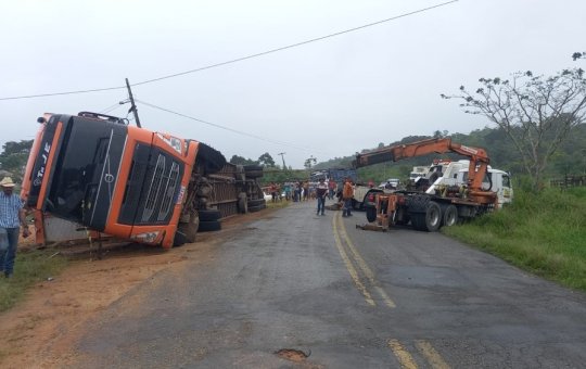Caminhão com 70 bois tomba em curva na BA-650, entre BR-330 e Itagi