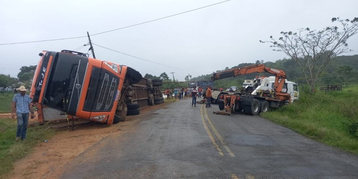 Caminhão tombado