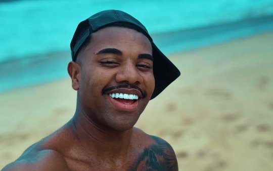 Davi Brito reage à repercussão de plug anal entre pertences de viagem: “Como é que explica?”