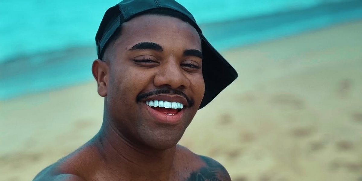 Davi Brito reage à repercussão de plug anal entre pertences de viagem: “Como é que explica?”