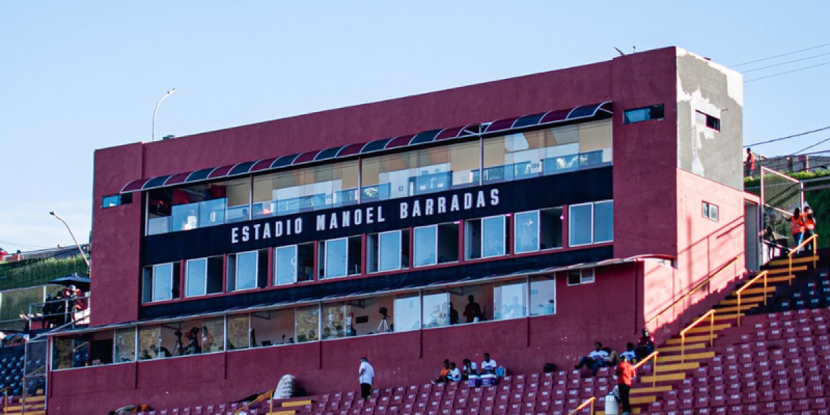 Parte das cadeiras e cabine de imprensa do Estádio Barradão