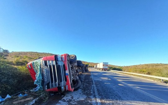 Carreta tombada na BR-116