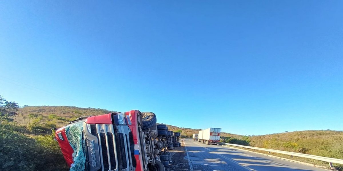 Carreta tombada na BR-116