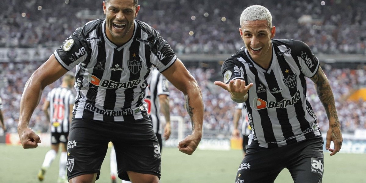 Hulk e Guilherme Arana comemorando um gol pelo Atlético Mineiro