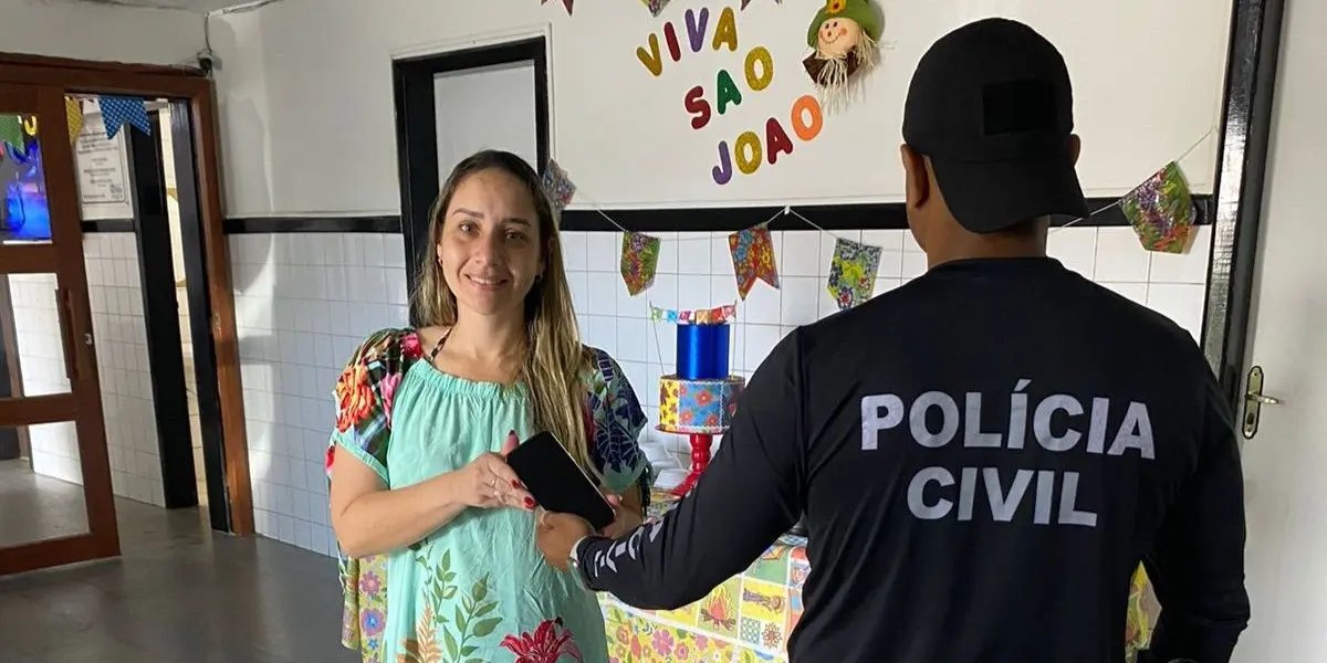 Devolução do celular roubado para a turista