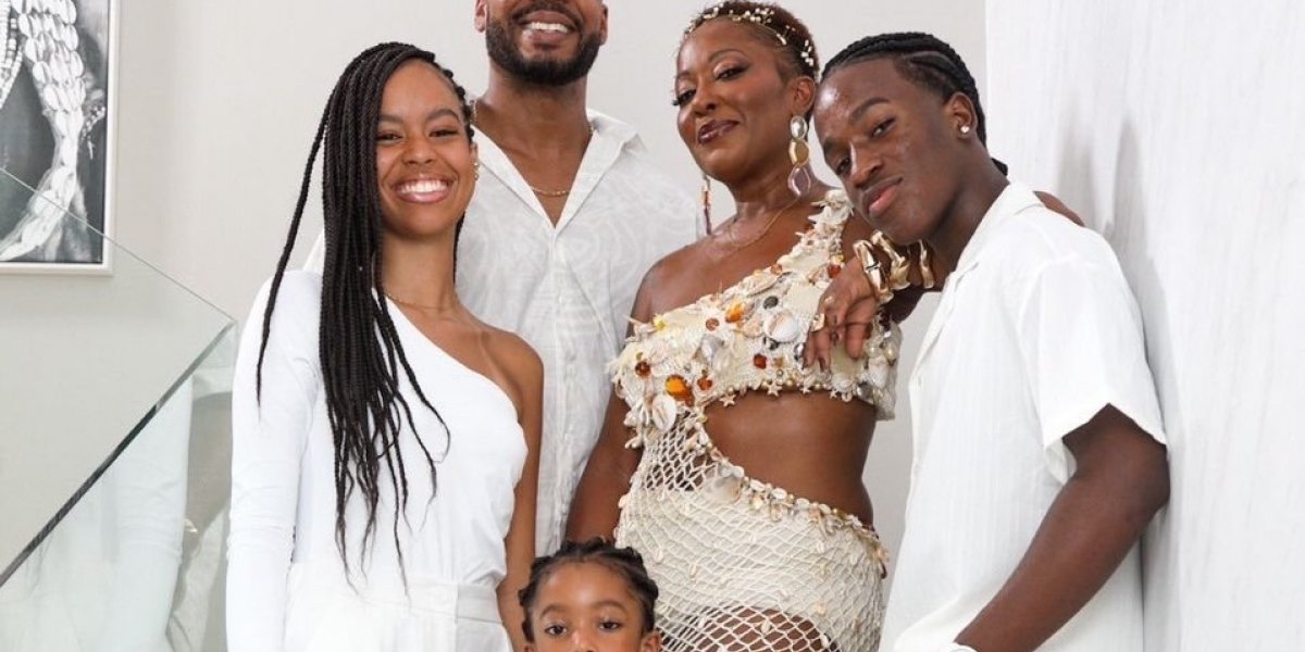 Maíra Azevedo com seu marido e os três filhos do casal