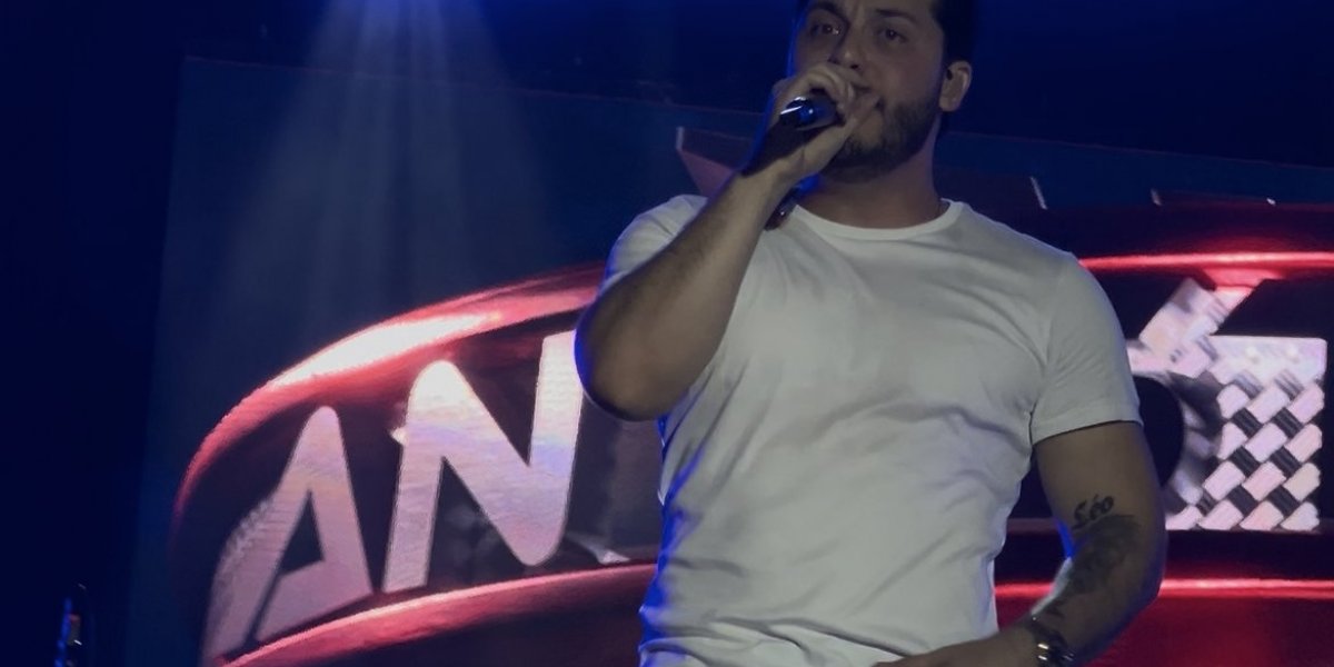 Murilo Huff durante apresentação no Parque de Exposições