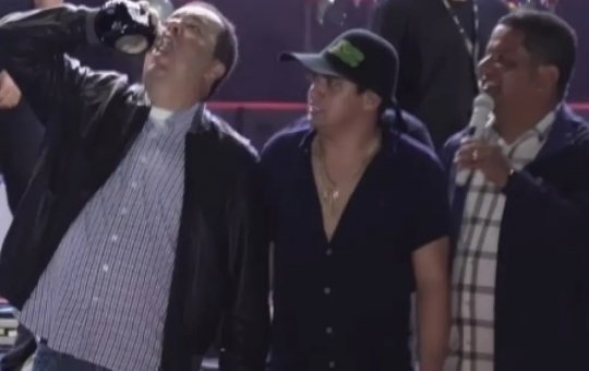 Deputado Elmar Nascimento e prefeito Laércio Júnior viralizam ao beber uísque durante São João na Bahia