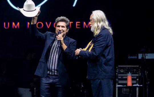 Daniel emociona público ao doar chapéu e imagem de Nossa Senhora para igreja na Bahia durante show de São João