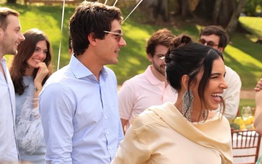 Mariana Rios revela que espera um menino em chá revelação emocionante