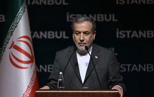 O ministro das Relações Exteriores do Irã, Abbas Araghchi, fala durante coletiva de imprensa 