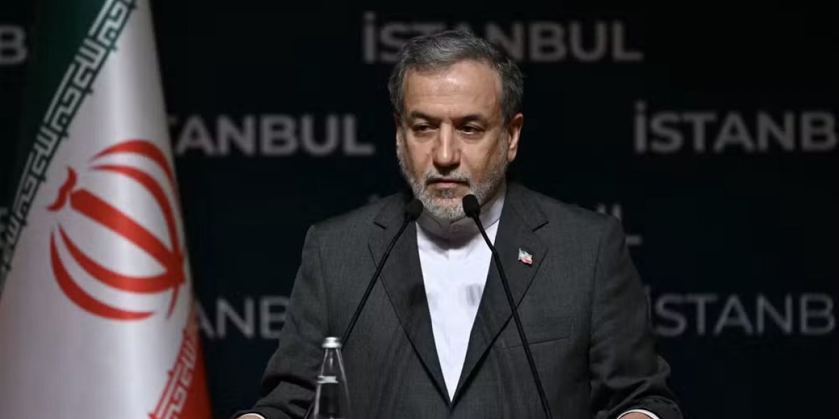 O ministro das Relações Exteriores do Irã, Abbas Araghchi, fala durante coletiva de imprensa