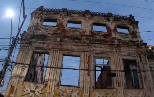 Parte de casarão histórico desaba meses após incêndio no Santo Antônio Além do Carmo