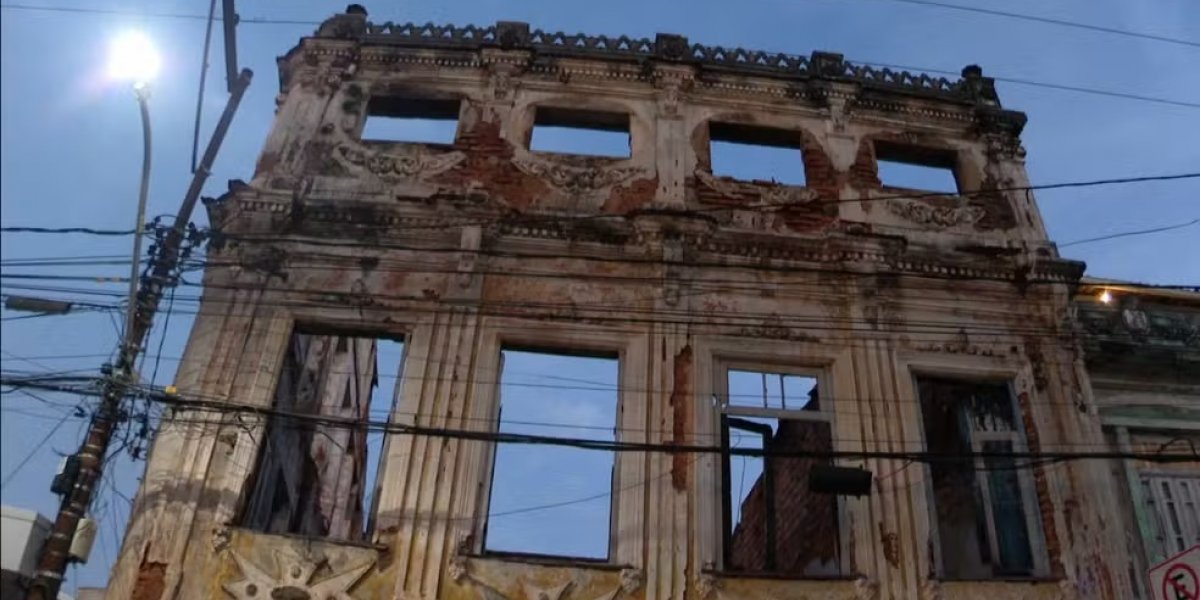 Parte de casarão histórico desaba meses após incêndio no Santo Antônio Além do Carmo