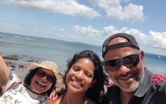 Pai de brasileira que caiu em vulcão viaja para Indonésia: 'Estamos indo te buscar'