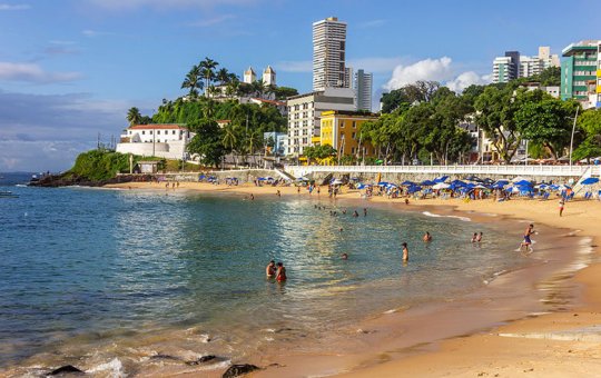 Homem encontrado morto em praia de Salvador teria sido linchado