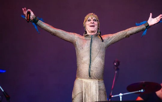 Ney Matogrosso aparece sem camisa em show e físico impressiona fãs