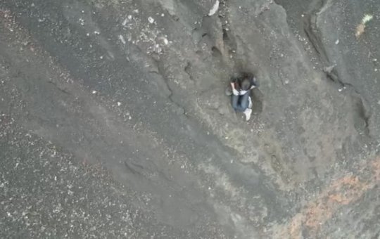 Condições climáticas atrapalham trabalho de equipe de resgate para ajudar brasileira