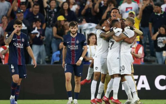 Jogadores do Botafogo comemoram vitória por 1 a 0 contra o PSG