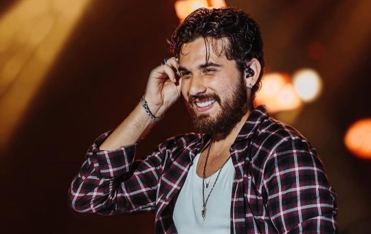 'Velório'; Gustavo Mioto brinca com público de Salvador em show de São João