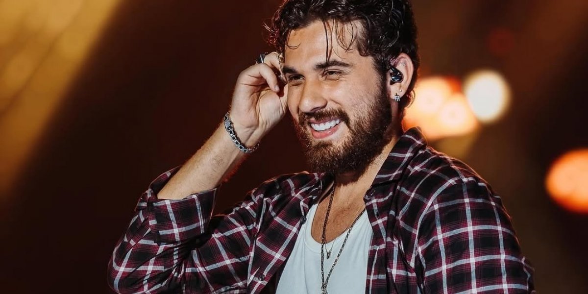 Gustavo Mioto em show realizado em Salvador, neste domingo (24)