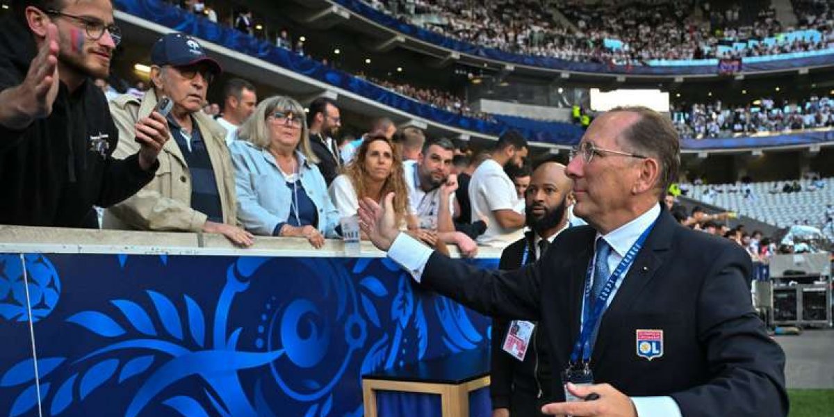 John Textor, dono do Lyon e Botafogo, cumprimentando torcedores do clube francês