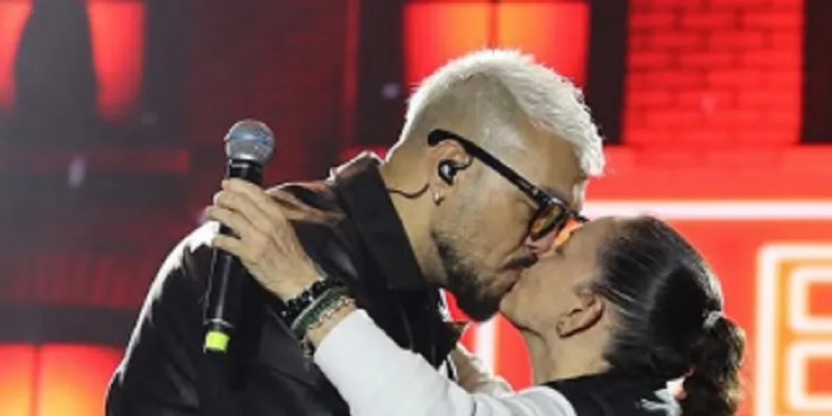 Momento do beijo de Belo e da Prefeita