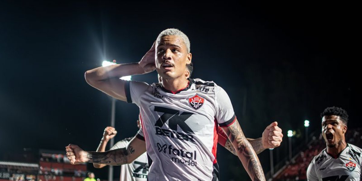 Janderson comemorando gol pelo Vitória