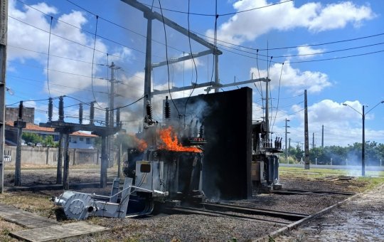 Explosão atinge subestação de energia em Fortaleza; veja vídeo