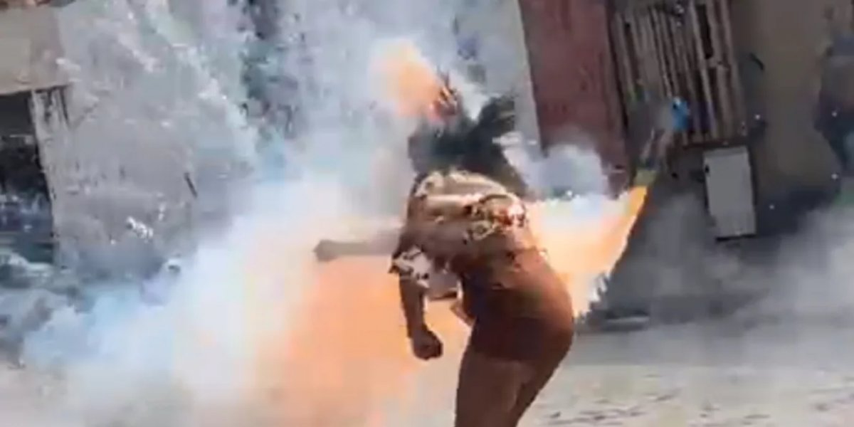 Momento exato que a espada volta no rosto da vítima