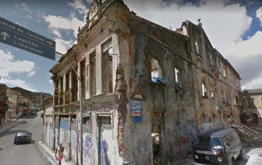 Casarões com risco de desabamento interditam ruas em Salvador