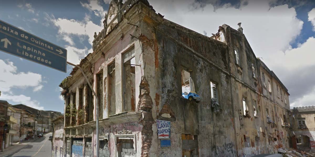 Casarões com risco de desabamento interditam ruas em Salvador