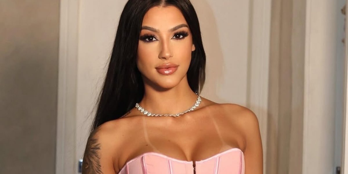 Bia Miranda pousando pra foto