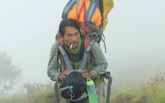 Alpinista que resgatou corpo de brasileira comenta sobre dias no vulcão: 'só por Deus não morremos'