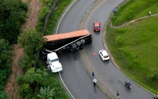Contêiner com celulose cai e interdita trecho do viaduto de Valéria