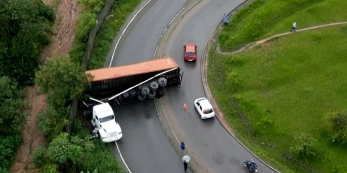 Contêiner tombado na BR-324