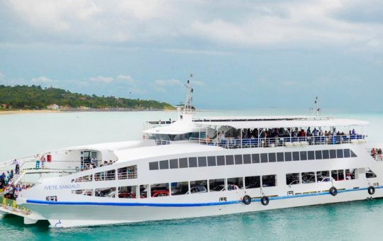 Homem cai no mar durante travessia de ferry-boat em Salvador; buscas estão sendo realizadas no local