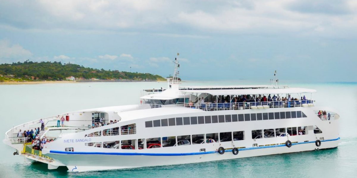 Homem cai no mar durante travessia de ferry-boat em Salvador; buscas estão sendo realizadas no local