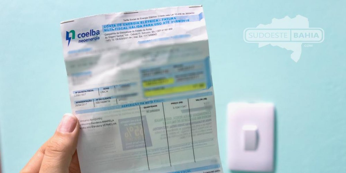 Pessoa segurando conta de luz