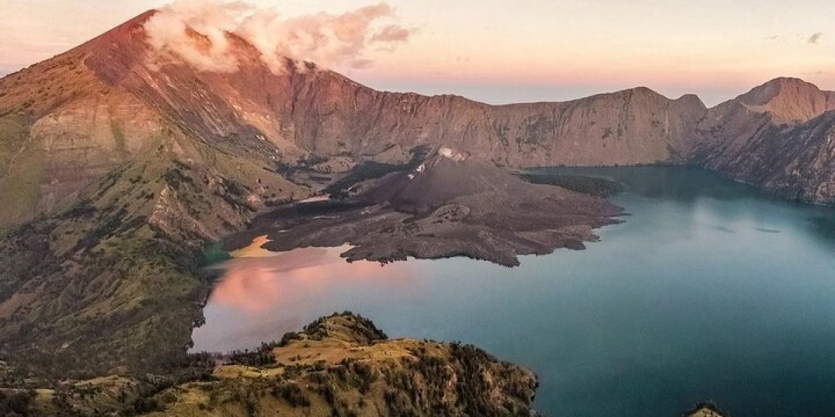 Vulcão na Indonésia, onde fica a trilha no monte Rinjani
