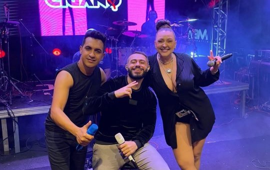 Ônibus com banda de forró tomba na Bahia e deixa músicos feridos