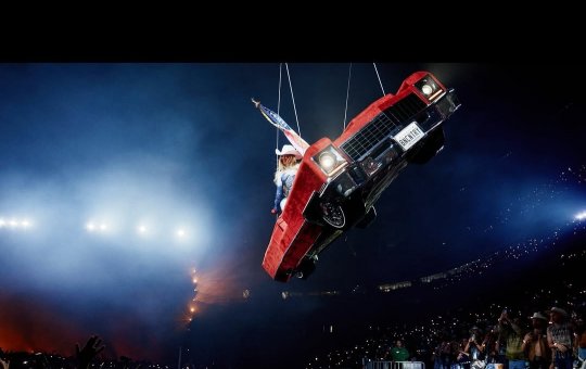 Em show, carro que Beyoncé performava fica pendurado e deixa fãs aflitos