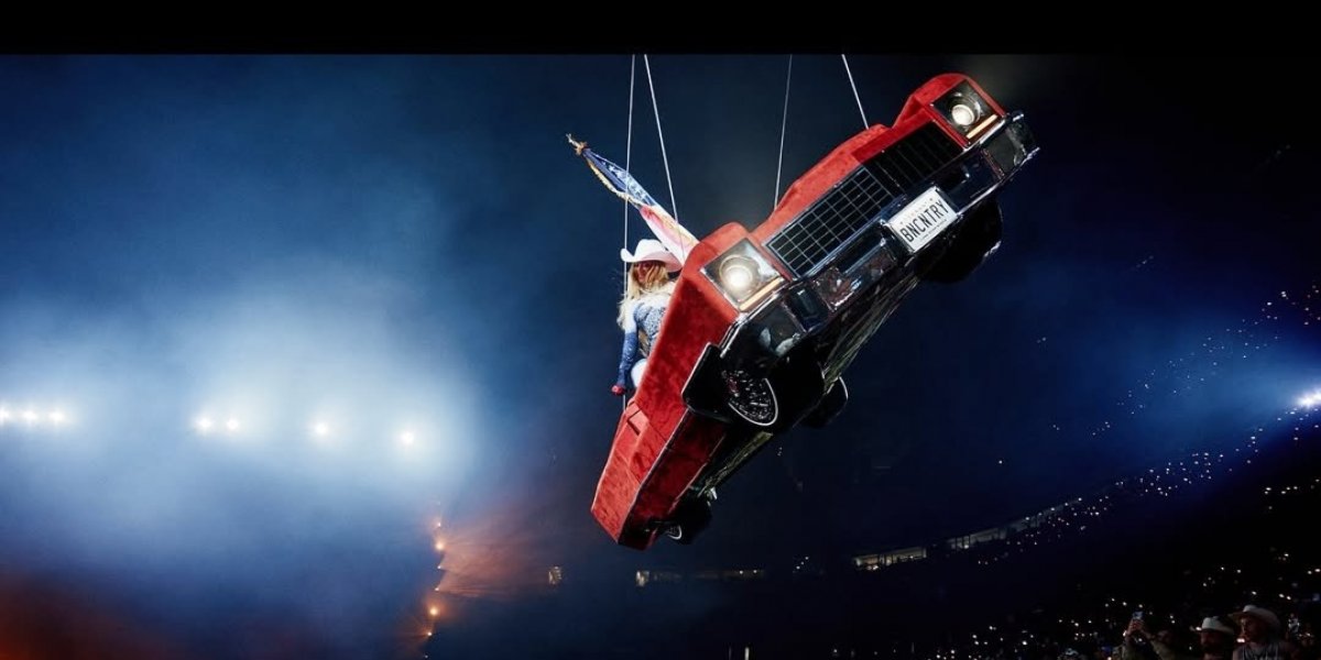 Momento em que o carro fica inclinado durante a apresentação